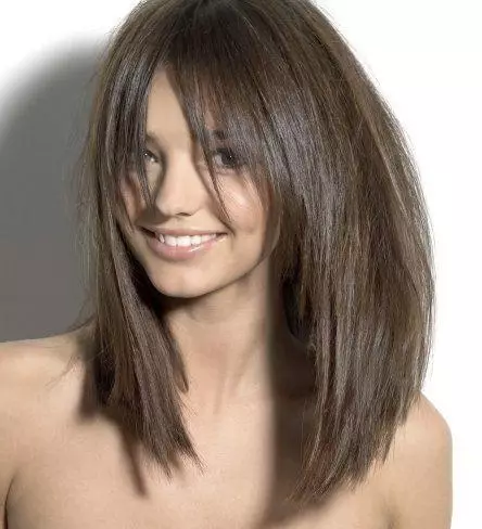 Bob saç kesimi orta saç (110 fotoğraf): uzun yırtık saç modelleri, kadın orta uzunluğu için çok katmanlı seçenek 16860_37