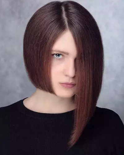 鮑勃髮型在中型頭髮上（110張照片）：細長的撕裂髮型，婦女中等長度的多層選項 16860_49