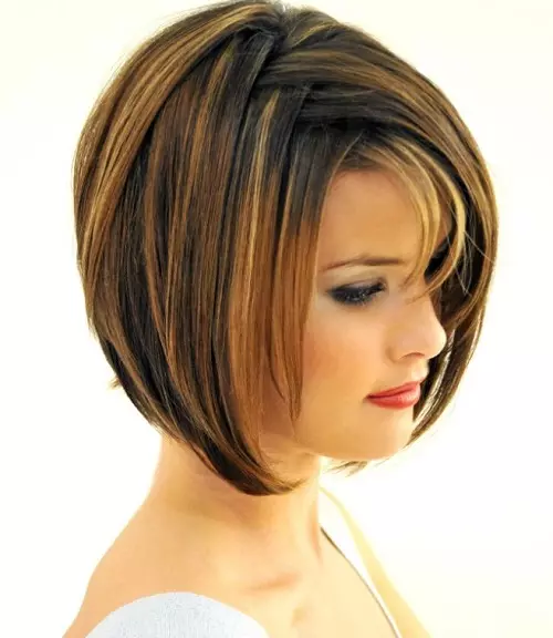 鲍勃发型在中型头发上（110张照片）：细长的撕裂发型，妇女中等长度的多层选项 16860_75