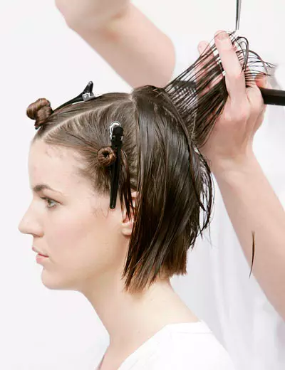 Bob κούρεμα σε μεσαία μαλλιά (110 φωτογραφίες): επιμήκη σχισμένες χτενίσματα, πολυστρωματική επιλογή για το μέσο μέτρησης των γυναικών 16860_88