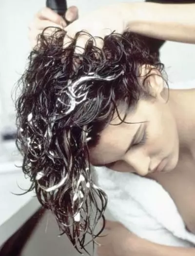 BOB šukuosena ant vidutinio plaukų (110 nuotraukų): pailgos suplėšytos šukuosenos, daugiasluoksnės parinktis moterims vidutinio ilgio 16860_99