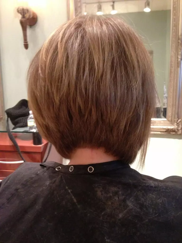 Graduated Bob Care (47 photos): Features Hairstyles. Who suits a short haircut? How to choose a bang? 16863_25