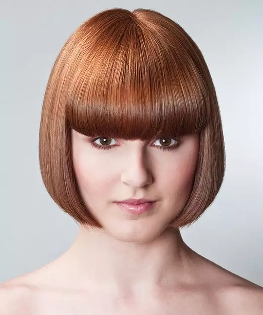 Bob-Kare (60 Fotoğraf): Saç kesimi, kadınların saç modellerini kurmanın yolları. BOB-KARARE tarzında saçın saç kesimi kimdir? Moda seçenekleri 16865_15