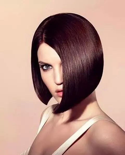 Bob-Kare (60 Fotoğraf): Saç kesimi, kadınların saç modellerini kurmanın yolları. BOB-KARARE tarzında saçın saç kesimi kimdir? Moda seçenekleri 16865_20
