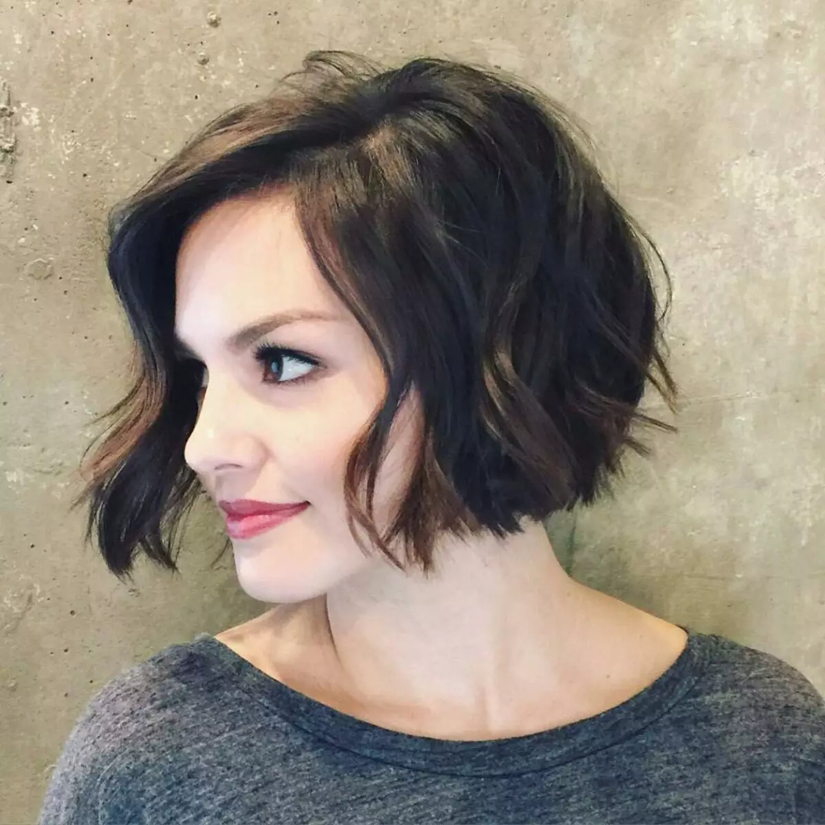 Classic Bob (28 photos): how to lay a haircut? Is it possible to make a classic bob girl with short hair? How to cut it? 16866_16