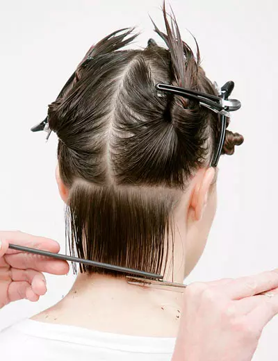 Classic Bob (28 valokuvaa): Kuinka laittaa hiustenleikkaus? Onko mahdollista tehdä klassinen Bob tyttö lyhyillä hiuksilla? Kuinka leikata se? 16866_19