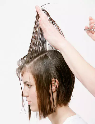 Classic Bob (28 valokuvaa): Kuinka laittaa hiustenleikkaus? Onko mahdollista tehdä klassinen Bob tyttö lyhyillä hiuksilla? Kuinka leikata se? 16866_23