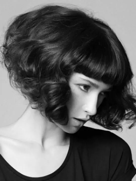Haircut Bob s Bangs (82 fotografií): Žena účesy pre dlhé a krátke vlasy, klasické a asymetrické fazuľa pre tenké vlasy, módne trendy 16869_12