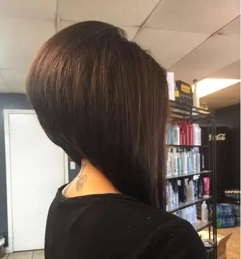بال کٹوانے کے ساتھ Bangs (82 فوٹو): طویل اور مختصر بال کے لئے خواتین کے hairstyles، پتلی بال کے لئے کلاسک اور asymmetric بین، فیشن رجحانات 16869_14