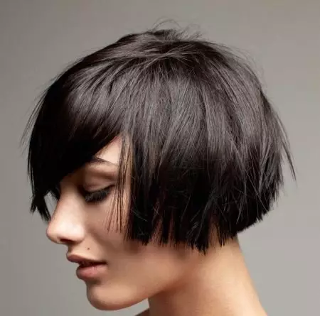 Frizura bob s bangs (82 fotografije): ženske frizure za dugu i kratku kosu, klasični i asimetrični grah za tanku kosu, modni trendovi 16869_74