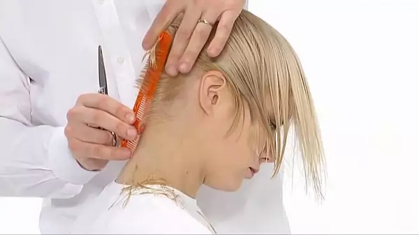 Haircut Bob for kort hår (92 bilder): Funksjoner for kvinner frisyrer, valg av et alternativ for kvinner 50 år, beskrivelse av forkortede og flerlags hårklipp og andre alternativer 16870_74
