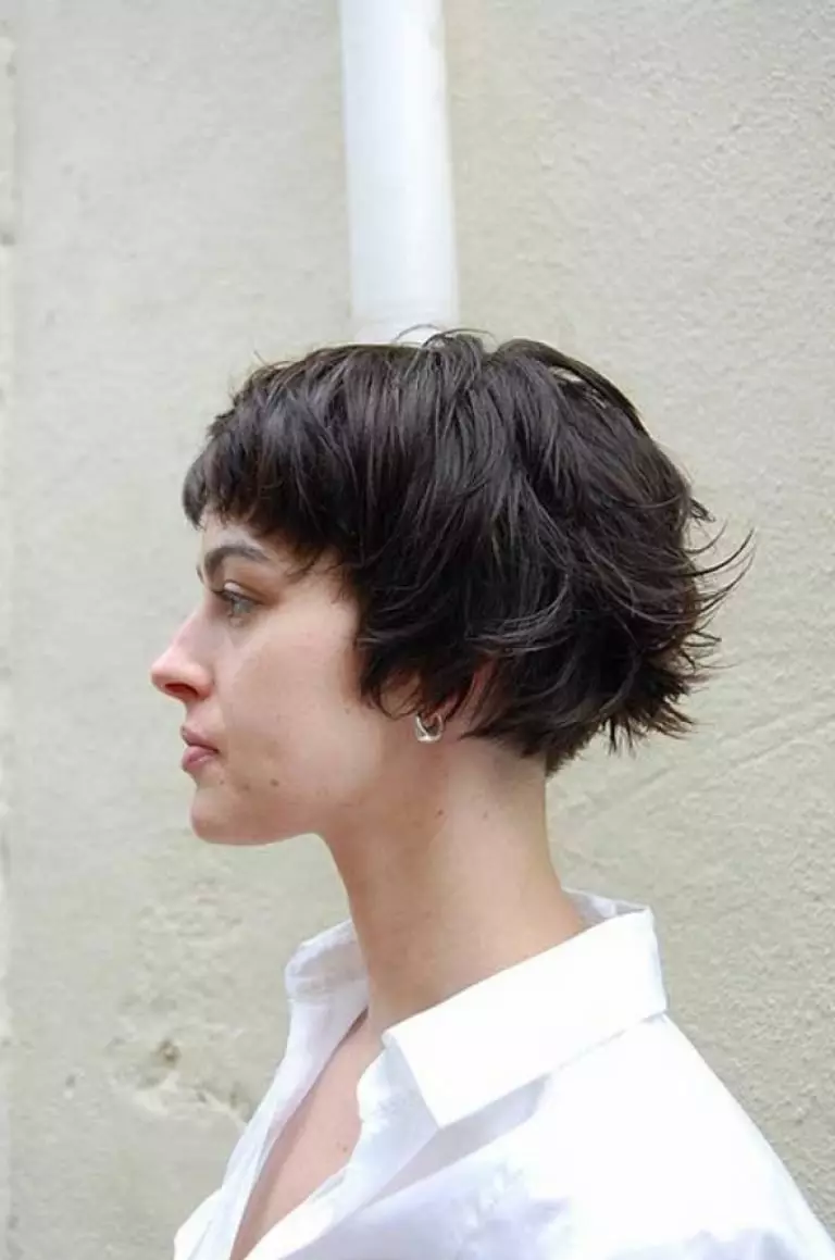 ShortBob med bangs (60 billeder): Funktioner af haircuts med lange og forkortede bangs, vil frisyre til tyndt hår passer? Hvordan lægger du et hårklipp med et lige langstrakt og revet bangs? 16873_28