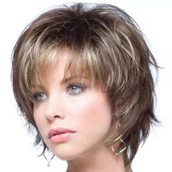Haircut Cascade用短髮的劉海（68張照片）：帶劉海的級聯髮型的類型和方案。髮型是否為薄發的女孩級聯？ 16876_12