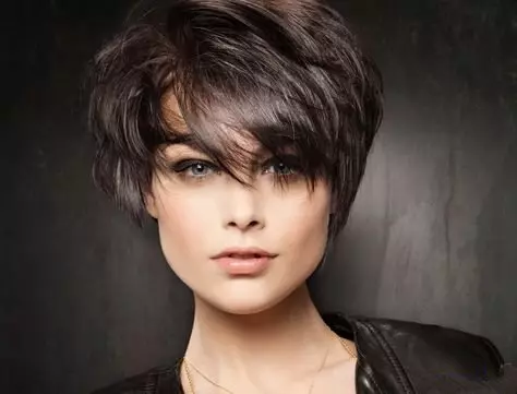 Haircut Cascade用短髮的劉海（68張照片）：帶劉海的級聯髮型的類型和方案。髮型是否為薄發的女孩級聯？ 16876_54