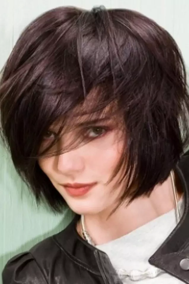 Haircut Cascade用短髮的劉海（68張照片）：帶劉海的級聯髮型的類型和方案。髮型是否為薄發的女孩級聯？ 16876_6
