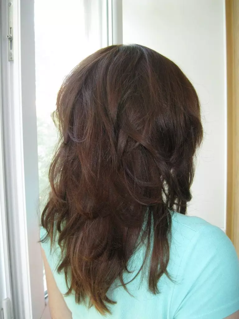 Kaskada e shqyer (45 foto): Haircuts në flokë të mesëm gjatësi. Si për të bërë vajzat e hairstyle me flokë të gjatë dhe të shkurtër? 16877_12