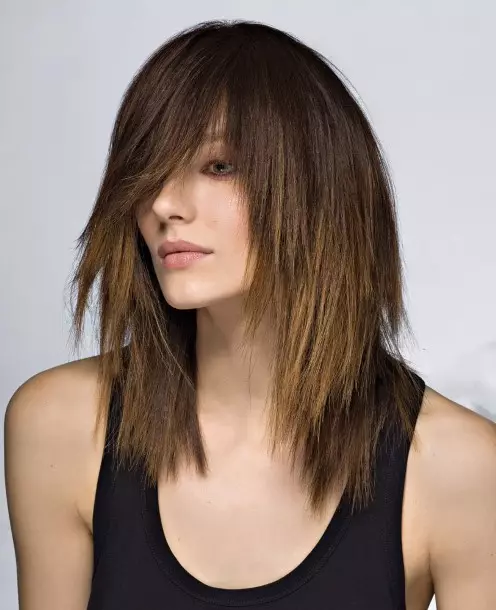 Cascada rasgada (45 fotos): Corte de pelo en el pelo de longitud media. ¿Cómo hacer chicas peinadas con cabello largo y corto? 16877_13