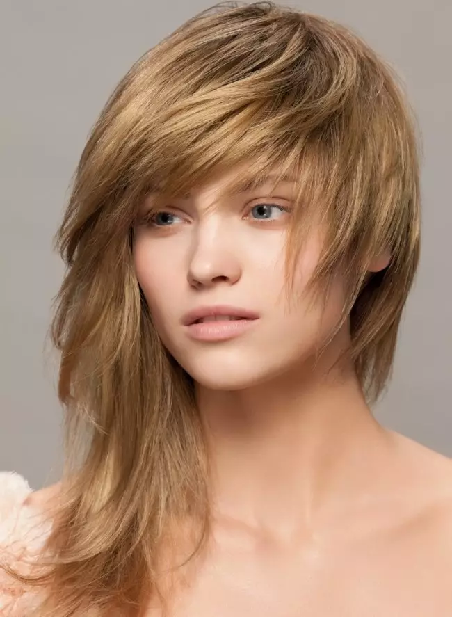 Kaskada e shqyer (45 foto): Haircuts në flokë të mesëm gjatësi. Si për të bërë vajzat e hairstyle me flokë të gjatë dhe të shkurtër? 16877_20