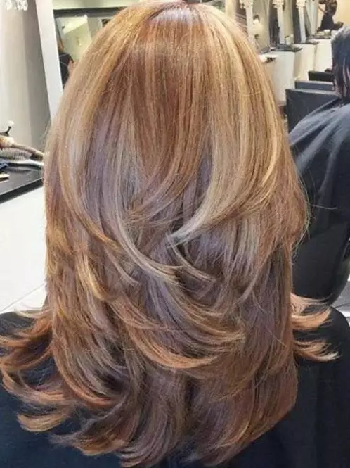 Cascada rasgada (45 fotos): Corte de pelo en el pelo de longitud media. ¿Cómo hacer chicas peinadas con cabello largo y corto? 16877_21
