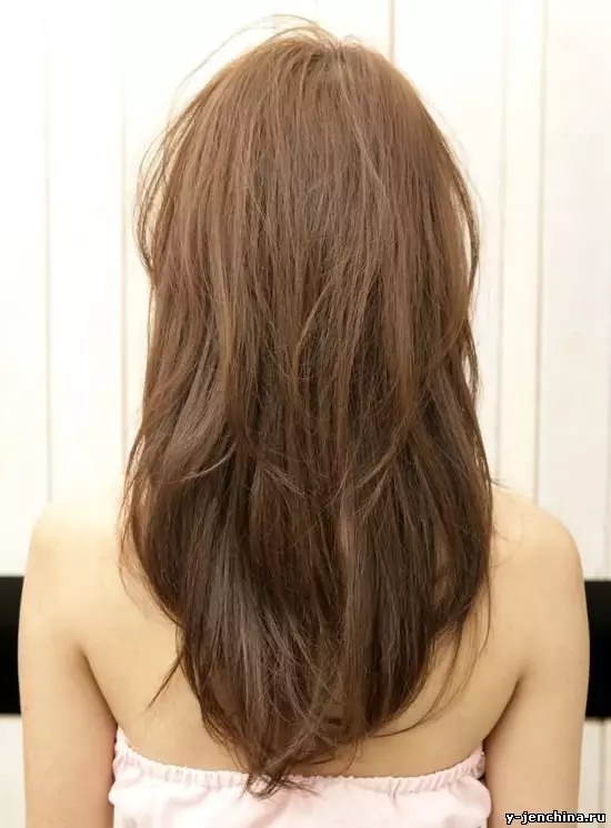 Ripped Cascade (45 ảnh): Cắt tóc trên tóc dài trung bình. Làm thế nào để làm cho các cô gái kiểu tóc với mái tóc dài và ngắn? 16877_35