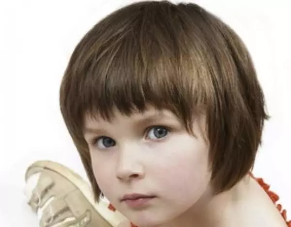 Hajvágás egy lány számára 4-6 éves (30 fotók): Válasszon egy fodrászot a vékony rövid hajú gyermekek számára, a gyermekek számára 3 év, 4 év és 5 év 16891_14