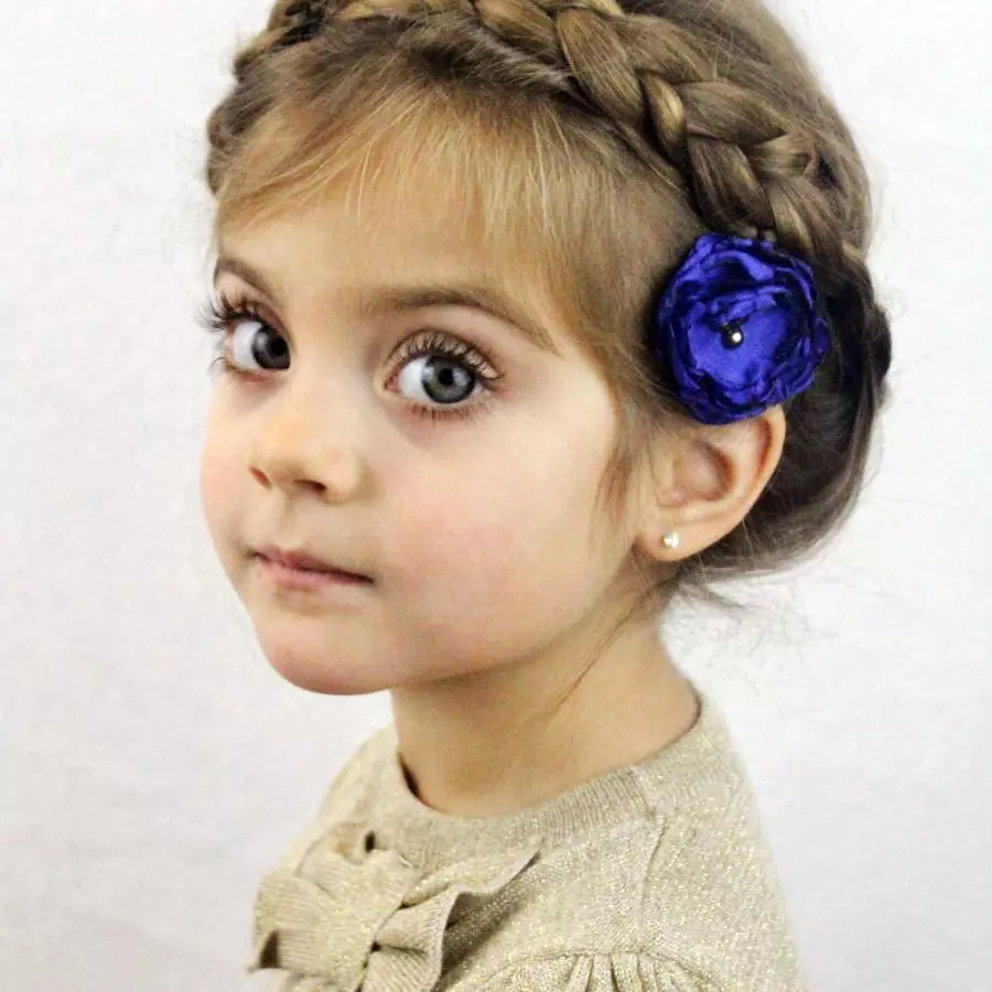 Hajvágás egy lány számára 4-6 éves (30 fotók): Válasszon egy fodrászot a vékony rövid hajú gyermekek számára, a gyermekek számára 3 év, 4 év és 5 év 16891_17