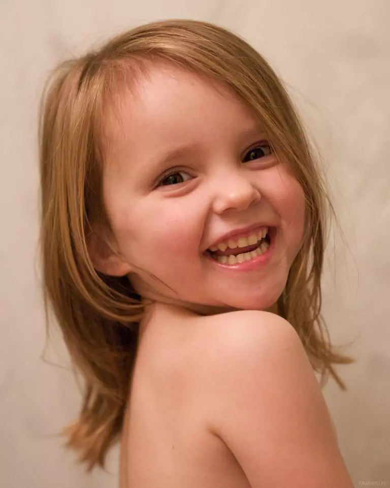 4-6 yaşında bir qız (30 şəkil) üçün saçını: nazik qısa saç ilə uşaqlar üçün saçını seçin, qızlar 3 il uşaq variantları 4 il və 5 il 16891_7