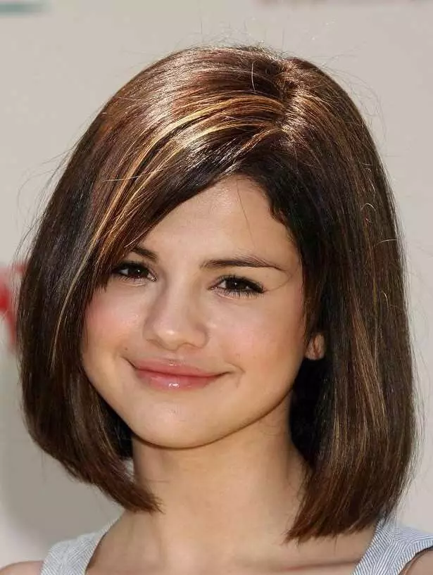 對於十幾歲的女孩髮型（46張）：選擇兒童13-14歲，15-16年中期和長期的頭髮老一個時尚靚麗的髮型 16894_10