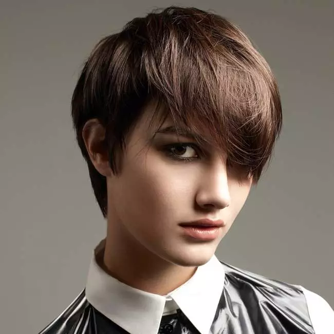 Frizure za tinejdžerske djevojke (46 fotografija): Odaberite moderan i lijepa frizura za djecu od 13-14 godina i 15-16 godina na srednjoj i dugoj kosi 16894_32