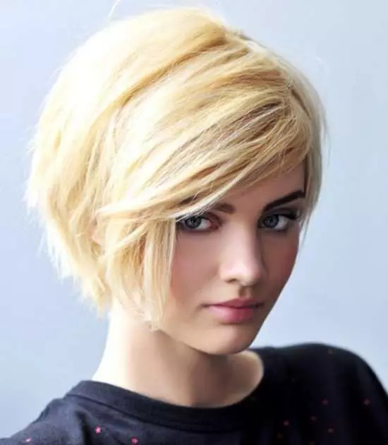 Teini-ikäiset tytöt (46 valokuvaa): Valitse muodikkaasta ja kauniista hiustenleikkuja 13-14-vuotiaille lapsille ja 15-16-vuotiaita keskipitkällä ja pitkillä hiuksilla 16894_7