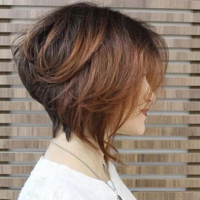 Подвійне каре (29 фото): особливості зачіски з чубчиком, варіанти стрижки для дівчат з довгими і середніми волоссям. Укладання зачіски з філіровкою 16902_10