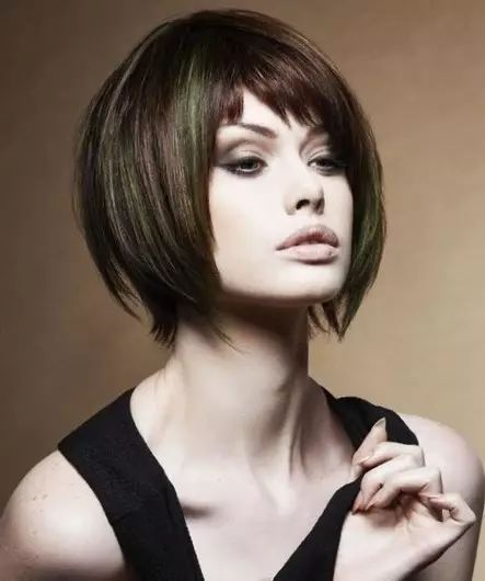 Подвійне каре (29 фото): особливості зачіски з чубчиком, варіанти стрижки для дівчат з довгими і середніми волоссям. Укладання зачіски з філіровкою 16902_3