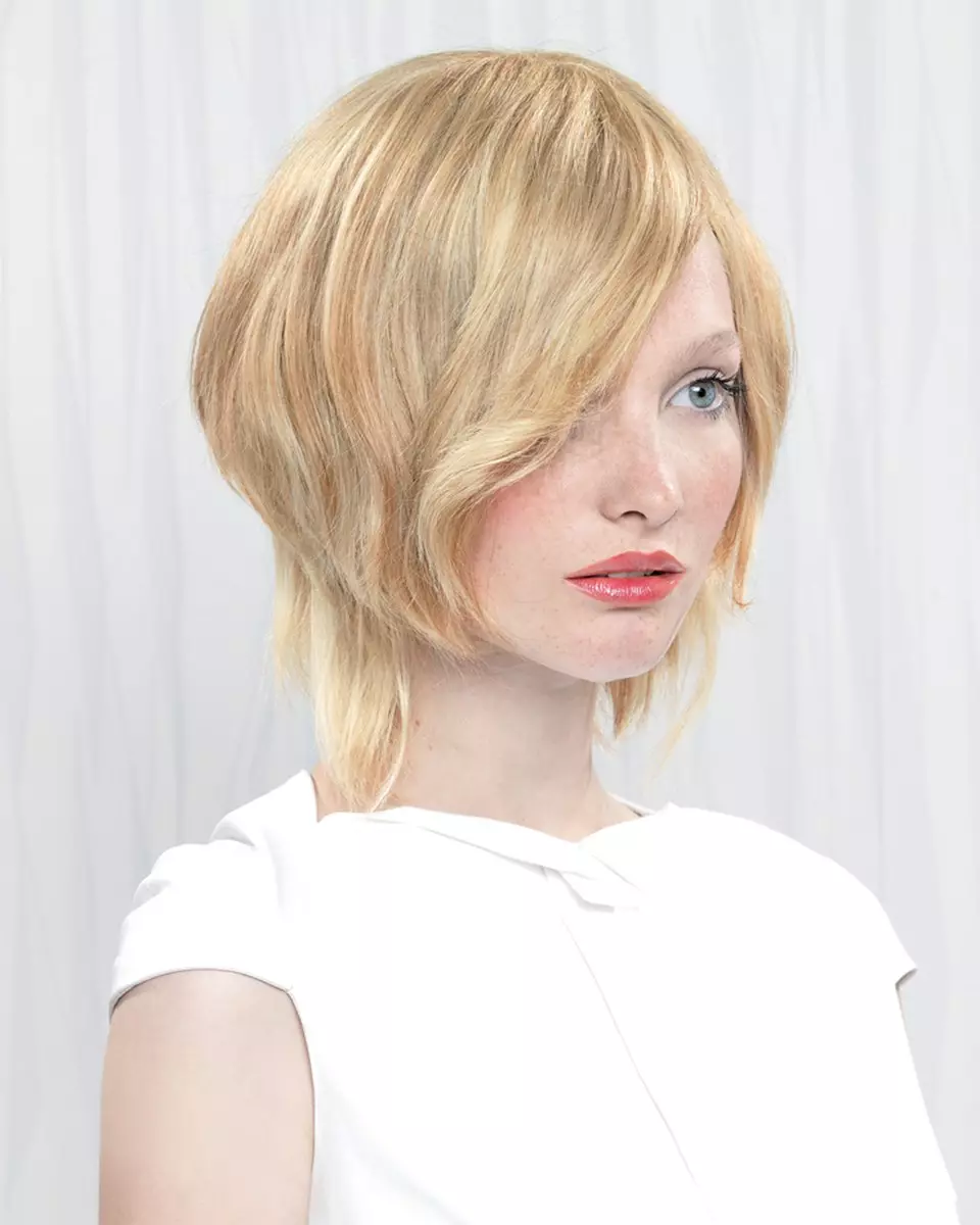 Duebel Kara (29 Fotoen): Feature Frisuren mat Bangs, Hoercutoptiounen fir Meedercher mat laang a mëttel Hoer. Styling Frisuren mat Millen 16902_6