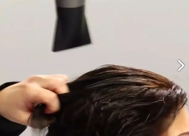 Fryzura Kare z grzywką na średnie włosy (42 zdjęcia): warianty fryzur damski, cechy podwójnej i wydłużonej Kary 16904_33