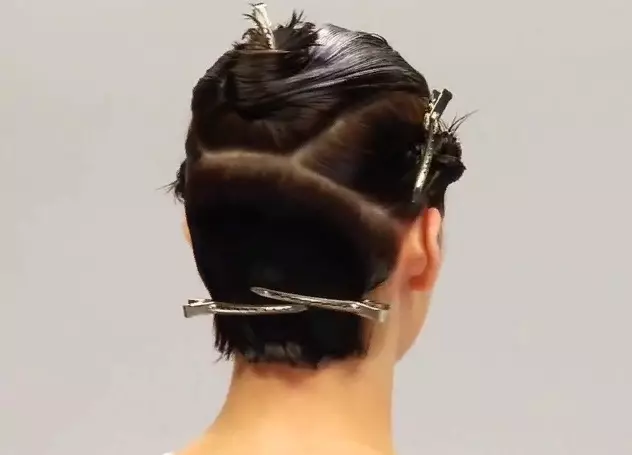 Haircut kare con frangia su capelli medi (42 foto): varianti di acconciature da donna, caratteristiche di kara doppia e allungata 16904_34
