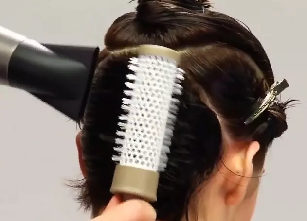 Corte de pelo Kare con flequillo en el pelo medio (42 fotos): Variantes de peinados de mujeres, características de Kara doble y alargada 16904_35