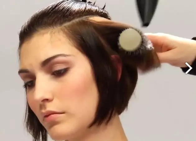 Corte de pelo Kare con flequillo en el pelo medio (42 fotos): Variantes de peinados de mujeres, características de Kara doble y alargada 16904_36