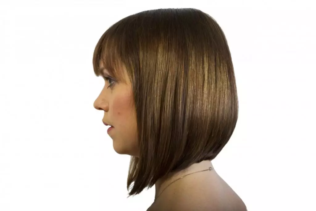 Стрижка каре з чубчиком на середні волосся (42 фото): варіанти жіночих зачісок, особливості подвійного і подовженого каре 16904_39