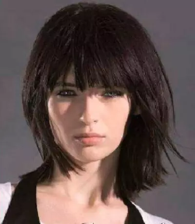 Haircut kare con frangia su capelli medi (42 foto): varianti di acconciature da donna, caratteristiche di kara doppia e allungata 16904_4