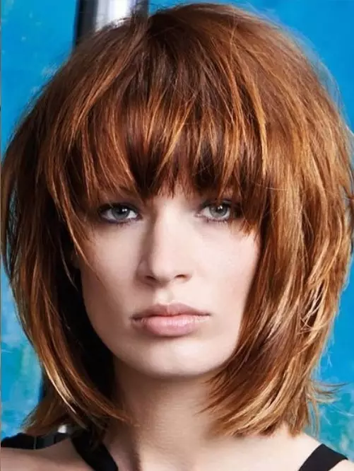 Corte de pelo Kare con flequillo en el pelo medio (42 fotos): Variantes de peinados de mujeres, características de Kara doble y alargada 16904_7