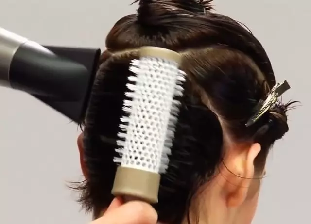 مختصر اسکوائر کے لئے Hairstyles (36 فوٹو): گھر میں اپنے ہاتھوں کے ساتھ بالوں کو لے کر بال لے جانے کی خصوصیات. بنڈل اور دیگر روزمرہ کے بالوں والی چیزیں کیسے بنائیں؟ 16907_15