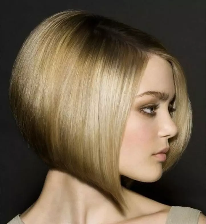 Kısa bakım (95 fotoğraf): farklı uzunluklarda saç kesimleri, şenlikli kadın saç modelleri, trendy boyama ile saç kesimi örnekleri 16924_35