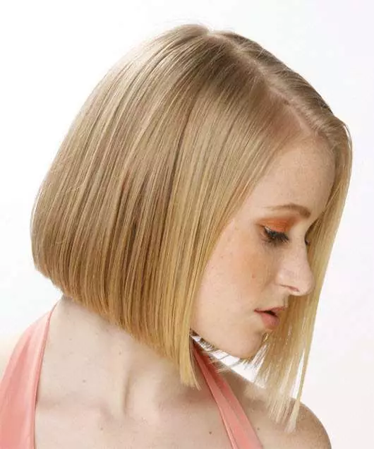 Cuidado com franja para cabelos finos (37 fotos): penteados com alongamento, carro a granel em cabelo de comprimento médio 16925_24