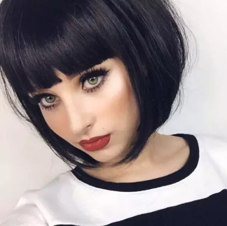 Kare direkt me bangs (49 foto): Kush vjen në një makinë të qetë për supet? Karakteristikat e haircuts, styling hollësi 16932_26