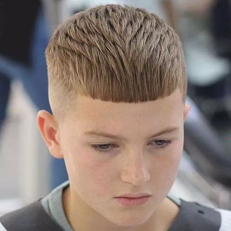 Kratke frizure za tinejdžerske dječake (40 fotografija): Modesne frizure za kratku kosu, elegantne frizure za momke 16940_22