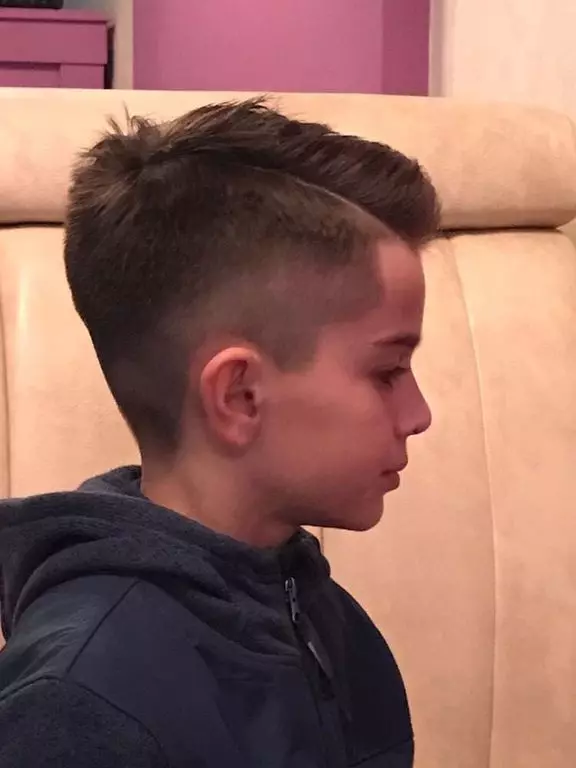 Kratke frizure za tinejdžerske dječake (40 fotografija): Modesne frizure za kratku kosu, elegantne frizure za momke 16940_28