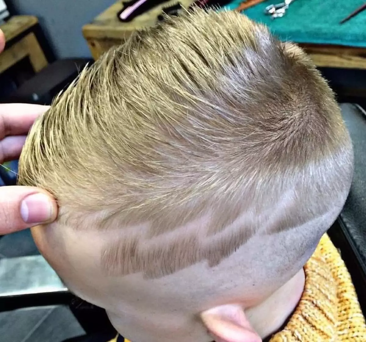 Potongan rambut kanggo bocah lanang kanthi pola (40 foto): Gaya rambut bocah kanthi pola, gambar trendi ing kuil 16944_10