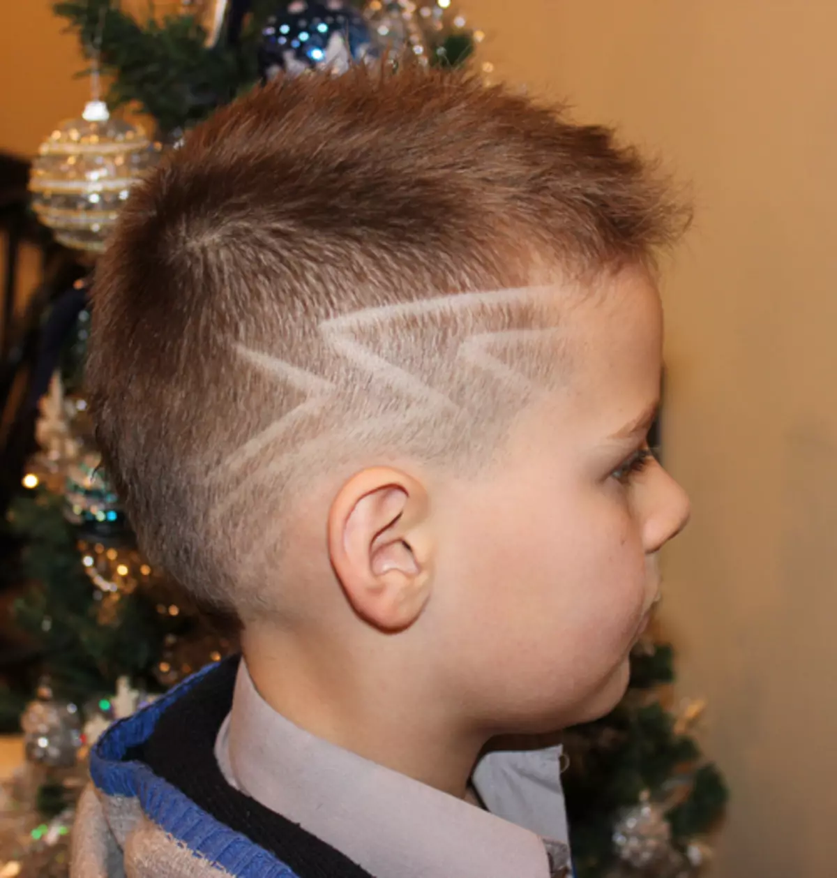 Haircuts egy fiúval (40 fotó): Gyermek frizurák mintákkal, trendi rajzokkal a templomokban 16944_15