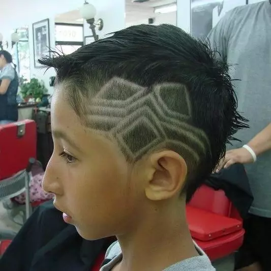 Haircuts for en gutt med et mønster (40 bilder): Barnas frisyrer med mønstre, trendy tegninger på templer 16944_19
