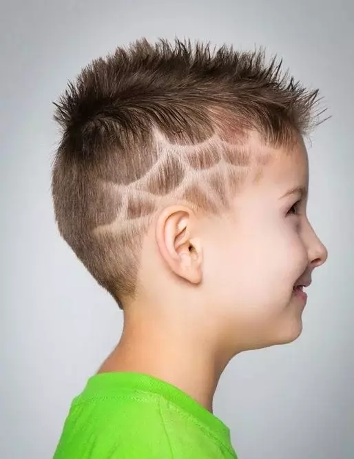 एक पैटर्न के साथ एक लड़के के लिए बाल कटाने (40 तस्वीरें): पैटर्न के साथ बच्चों के हेयर स्टाइल, मंदिरों पर ट्रेंडी चित्र 16944_37
